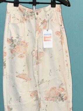 Cali 1850 Floral printed Barrel Leg Jeans in Ivory. 3/26”x30”. NWT.